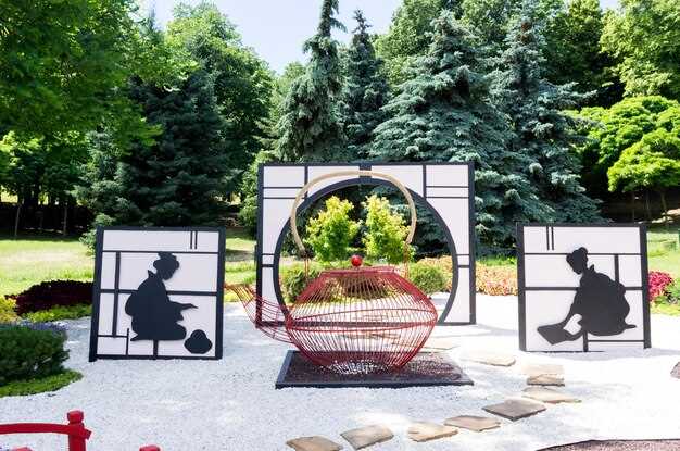 Рекомендация: главная дорожка шириной 1,2–1,5 м, выполненная из клинкерной плитки или ровной бетонной плитки с шероховатой фактурой, образует ясный коридор между зонами отдыха и активной частью участка. Узлы пересечения подпишите контрастной фактурой; переход к зоне отдыха сделать без перепада высоты и ступеней.