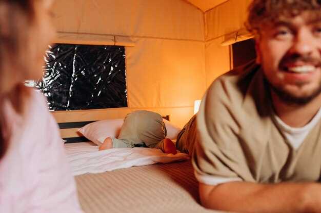 На потолке разумно применять акустические панели, они не только улучшают звукопоглощение, но и могут выступать в роли декоративного элемента. Древесноволокнистые плиты и гипсокартон также хорошо работают в качестве изоляционного слоя, особенно когда комбинируется с дополнительными материалами для улучшения результата.